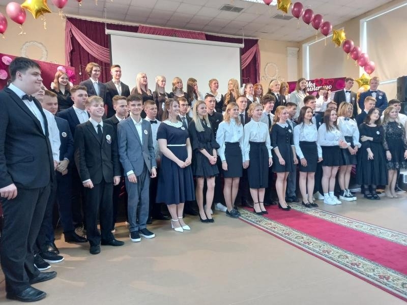 Для великолукских выпускников прозвенели последние звонки - 2022-05-23 09:05:00 - 2
