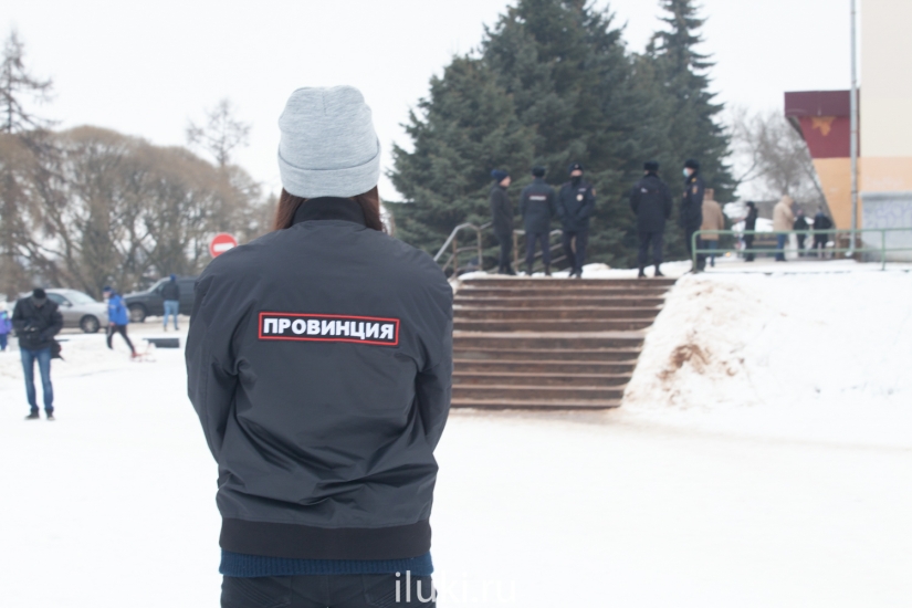 В Великих Луках прошел несогласованный митинг и одиночные пикеты - 2021-01-23 17:00:00 - 9