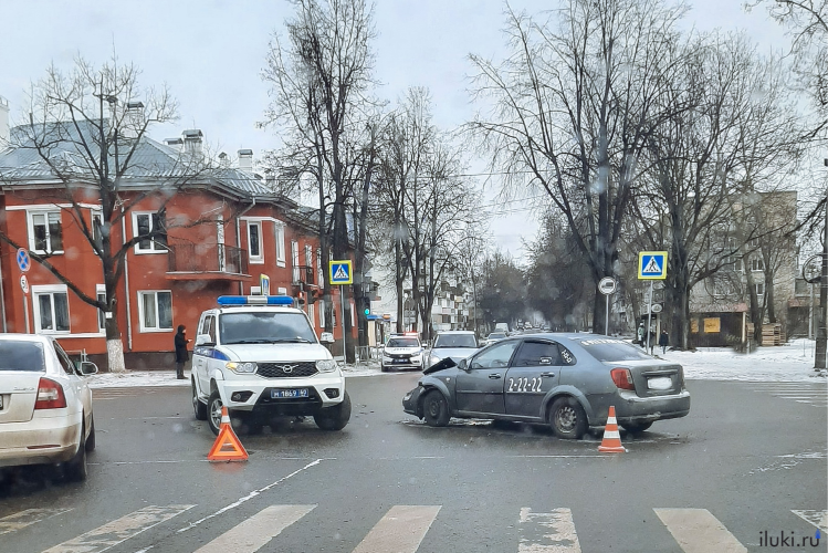 В Великих Луках такси столкнулось с автомобилем ППС - 2023-02-17 12:01:00 - 3