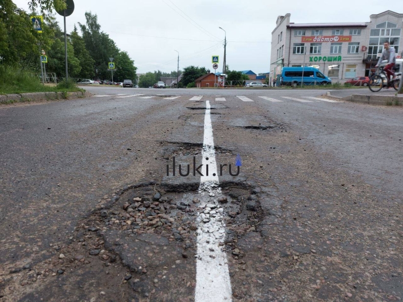 На улице Винатовского в Великих Луках разметку положили прямо на ямы - 2022-06-21 12:43:00 - 2
