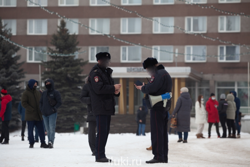 В Великих Луках прошел несогласованный митинг и одиночные пикеты - 2021-01-23 17:00:00 - 7