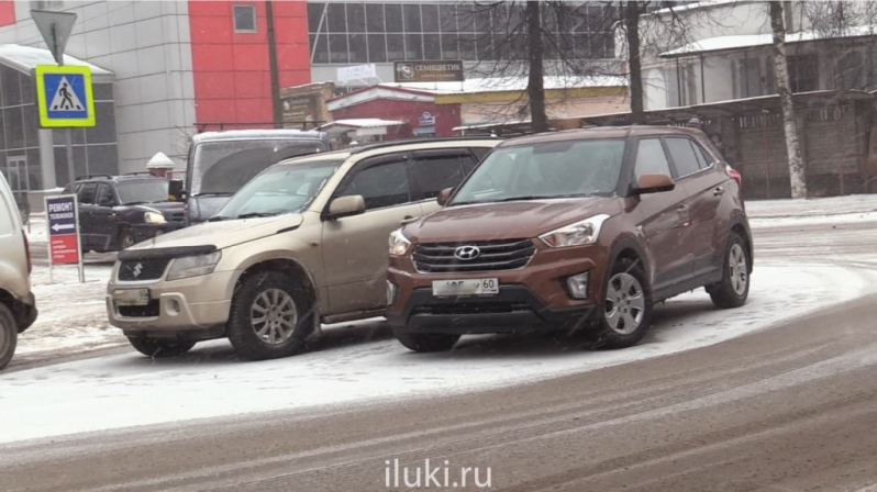Возле «Рубина» в Великих Луках столкнулись два автомобиля - 2021-02-16 17:23:00 - 2