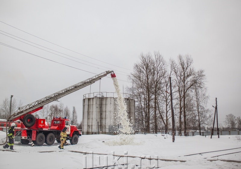 Псковские пожарные провели учения на топливной базе - 2021-02-18 16:48:00 - 2
