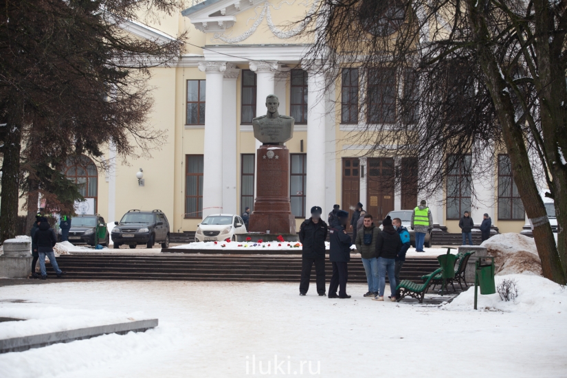 В Великих Луках прошел несогласованный митинг и одиночные пикеты - 2021-01-23 17:00:00 - 2