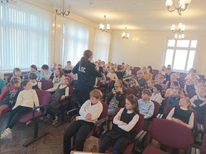 Уроки по дорожной безопасности прошли в великолукской школе - 2022-03-25 11:05:00 - 2