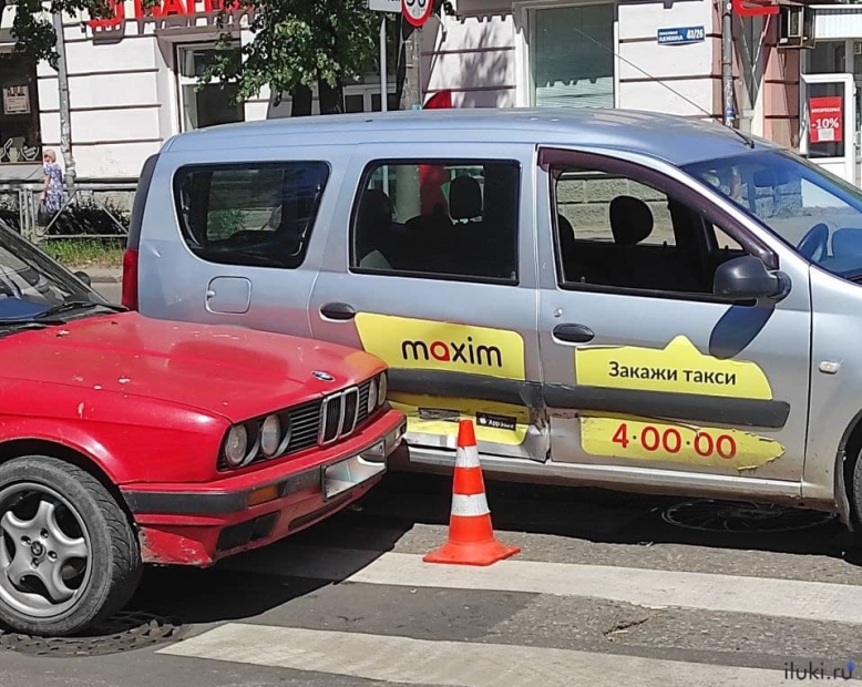 В Великих Луках столкнулись два автомобиля - 2021-06-18 13:25:00 - 2