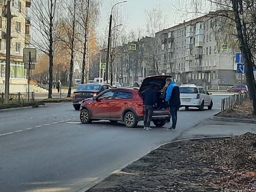 В Великих Луках на проспекте Гагарина произошло ДТП - 2021-11-02 12:28:00 - 3