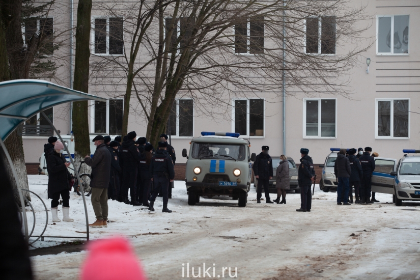В Великих Луках прошел несогласованный митинг и одиночные пикеты - 2021-01-23 17:00:00 - 5
