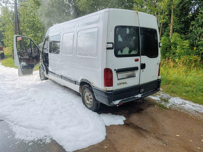 В Великих Луках сгорел автомобиль Opel Movano - 2025-08-11 16:05:00 - 2