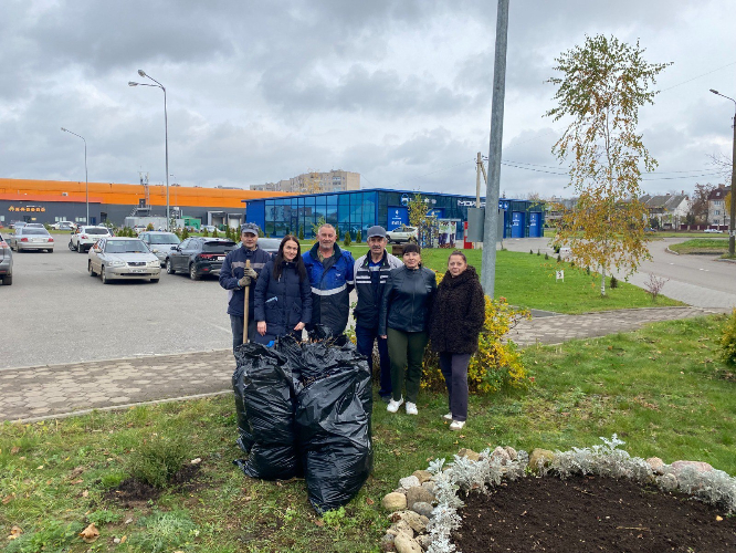 Сотрудники «Айсберга» убрали территорию возле спортивного комплекса - 2025-11-01 15:35:00 - 2