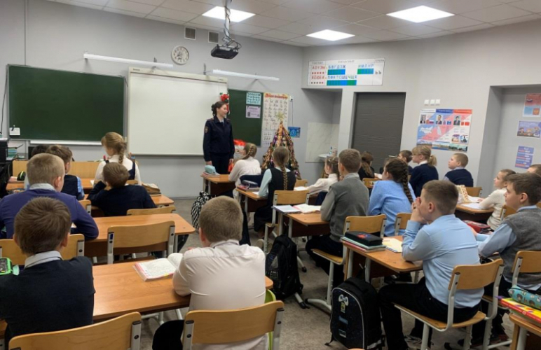 Полицейские поговорили со школьниками о дорожной безопасности - 2025-12-20 19:05:00 - 2