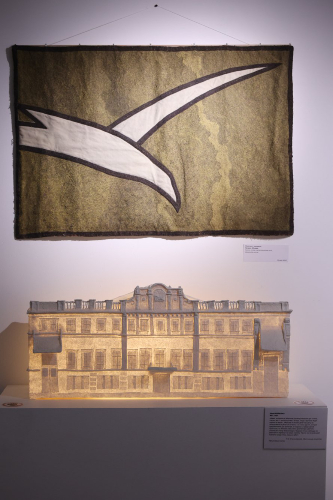 Фрагмент легендарного занавеса с эмблемой «Чайка» представлен в псковском музее - 2025-12-23 11:35:00 - 2