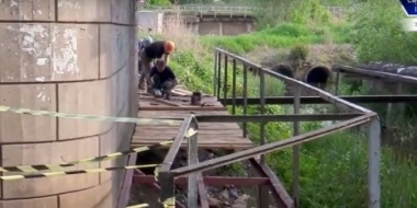 В Великих Луках починили пешеходную дорожку Лазавицкого переезда - 2021-06-03 16:30:00 - 2