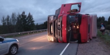 На дороге в Великолукском районе грузовик попал в ДТП - 2021-09-24 09:55:00 - 2