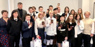 Юным великолучанам вручили главный документ гражданина - 2022-12-13 09:35:00 - 2