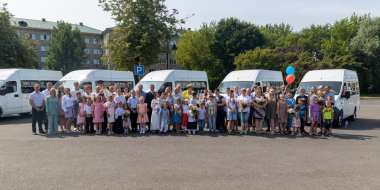 Ключи от автомобилей вручены многодетным семьям Псковской области - 2023-07-07 09:05:00 - 2