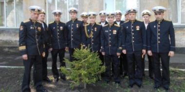 Ель «Великие Луки» посадили на территории воинской части Кронштадта - 2021-05-19 13:21:00 - 2