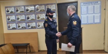 В Гдове наградили сотрудников охраны Росгвардии за содействие пожарным - 2021-05-20 14:13:00 - 2