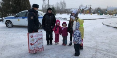 Ежегодная акция «Полицейский Дед Мороз» началась в Великих Луках - 2021-12-27 16:35:00 - 2