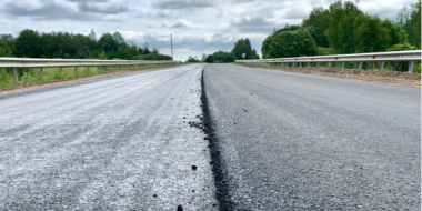 На участке дороги Новгородка-Пушкинские Горы укладывают верхний слой асфальта - 2023-07-10 14:05:00 - 2