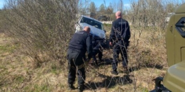 Сотрудники псковского ОМОН Росгвардии оказали помощь попавшему в ДТП водителю - 2021-05-11 14:56:00 - 2