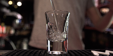 Повышать минимальный возраст продажи алкоголя в России не соглашается Минфин - 2023-06-27 20:05:00 - 2