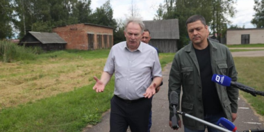 Михаил Ведерников оценил благоустройство Сада памяти в Бежаницах - 2023-07-12 15:05:00 - 2