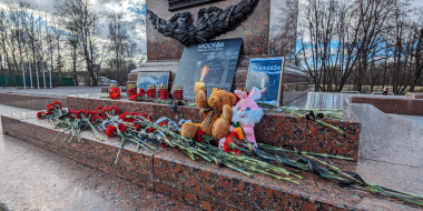 Великолучане несут цветы и свечи к городской стеле в память о погибших в теракте - 2024-03-23 16:24:00 - 2