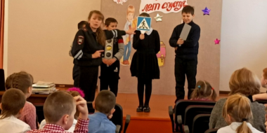 Сотрудники великолукской ГИБДД провели занятия со школьниками - 2023-02-15 11:05:00 - 2