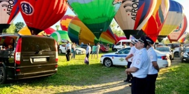 Полиция Великих Лук обеспечивает порядок на встрече воздухоплавателей - 2022-06-15 13:05:00 - 2