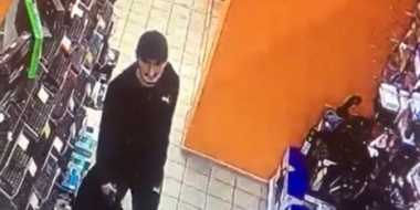 В Великих Луках устанавливают личность мужчины, подозреваемого в краже - 2022-10-11 12:05:00 - 3