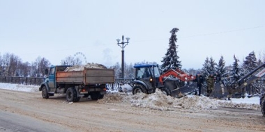 На центральном мосту Великих Лук расчищают снег - 2021-12-06 10:30:00 - 2