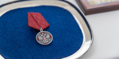 Михаил Ведерников вручил государственные награды еще шести росгвардейцам Псковской области - 2023-04-18 08:35:00 - 2