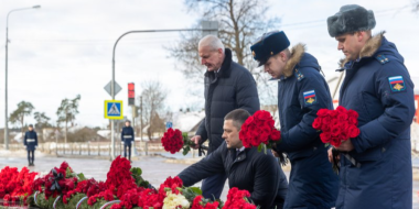 Михаил Ведерников возложил цветы к памятнику воинам-десантникам 6-й роты в Черехе - 2023-03-02 16:05:00 - 2
