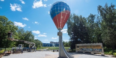 Памятник Воздухоплаванию в Великих Луках продолжают украшать - 2021-06-02 19:00:00 - 2