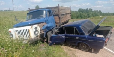 Легковушка и грузовик столкнулись в Великолукском районе - 2021-07-06 15:13:02 - 2