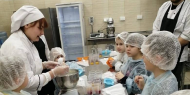 В Великих Луках для детей провели мастер-класс по приготовлению мороженого - 2023-01-18 13:35:00 - 2