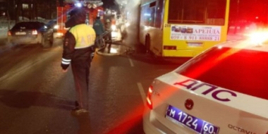В Пскове сотрудники ДПС помогли потушить автобус, у которого загорелось колесо - 2022-01-13 11:05:00 - 3