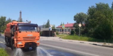 В Великих Луках коммунальщики проводят пролив дорожного полотна - 2021-06-24 09:56:00 - 2