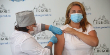 Выездная вакцинация прошла в Псковской городской Думе - 2021-07-13 10:13:00 - 2