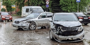 Авария с участием такси произошла в Великих Луках - 2021-05-19 15:02:16 - 2