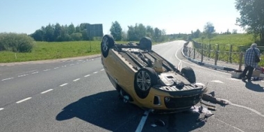 В Великолукском районе автомобиль перевернулся после столкновения с ограждением - 2021-06-03 11:40:00 - 2