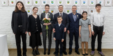 Михаил Ведерников вручил псковичам медаль «Родительская слава Псковской области» - 2024-03-20 13:35:00 - 2