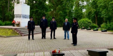 Великолукские полицейские присоединились к акции «Свечи памяти» - 2022-06-22 14:05:00 - 2
