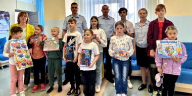 Полицейские Великих Лук навестили маленьких подопечных - 2023-06-01 16:35:00 - 2