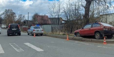 В Великих Луках автомобиль вылетел на тротуар и сбил знак пешеходного перехода - 2021-04-23 14:15:00 - 2 В Великих Луках автомобиль вылетел на тротуар и сбил знак пешеходного перехода - 2021-04-23 14:15:00 - 2