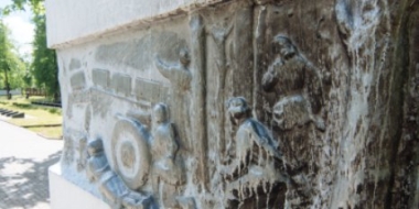 В Великих Луках выясняют обстоятельства повреждения памятника Неизвестному солдату - 2021-05-27 09:13:00 - 2