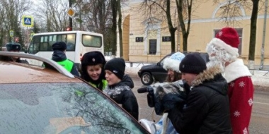 В Великих Луках прошло предпраздничное мероприятие «На дороге Новый год!» - 2022-12-26 11:35:00 - 2