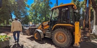 В Великих Луках ремонтируют резонансный тротуар - 2022-06-23 12:07:00 - 2
