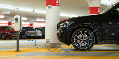 Без согласия жильцов во дворах могут расставить зарядки для электрокаров - 2023-07-15 15:05:00 - 2